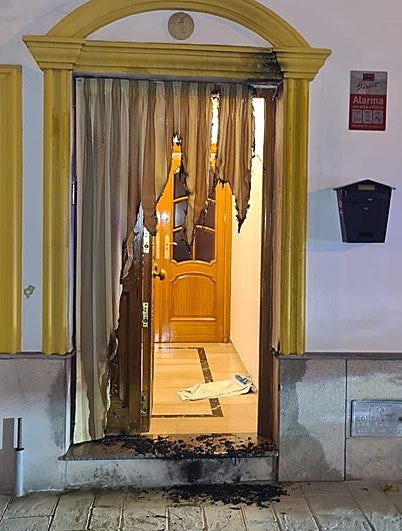 Prenden fuego a la puerta de la vivienda de un concejal de Peligros